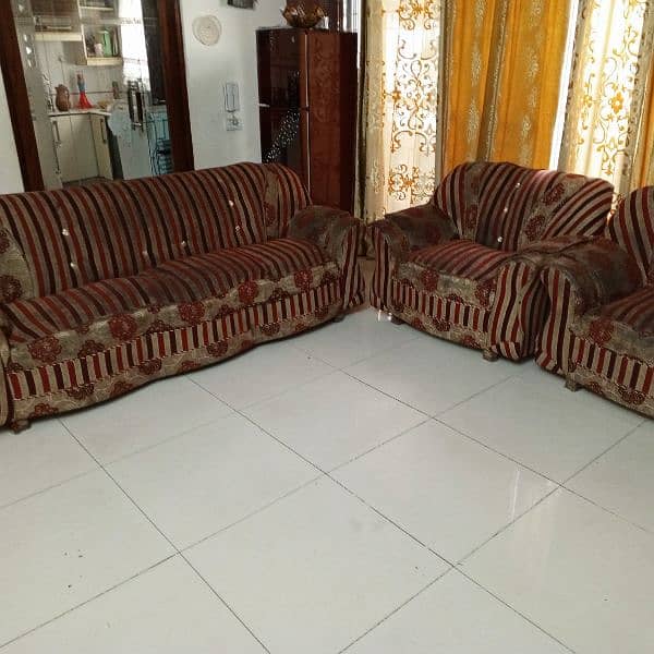 Maroon  Sofa set for sale in Lahore 2