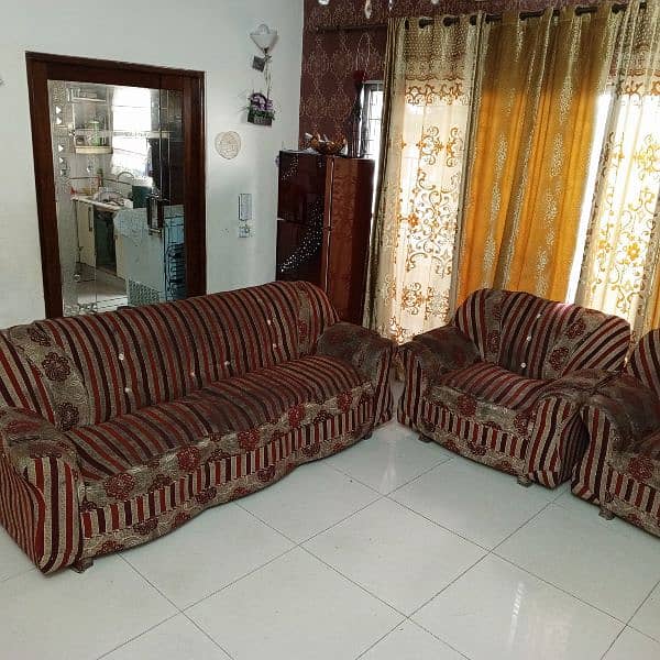 Maroon  Sofa set for sale in Lahore 3