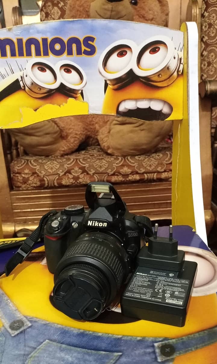 DSLR Camera 0