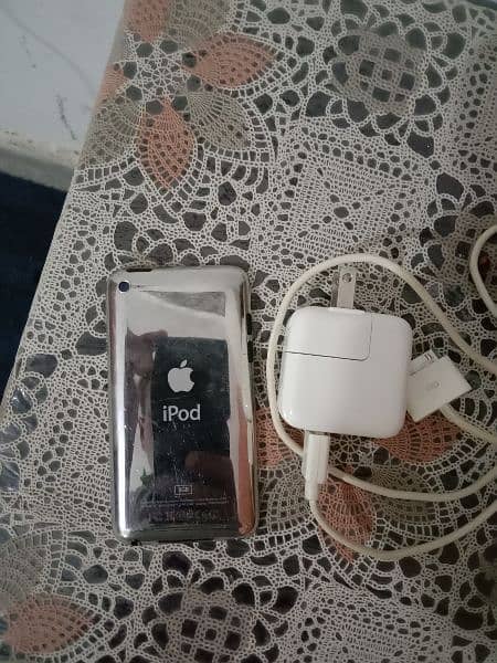 ipod with data cable and charger 10/10 condition 0