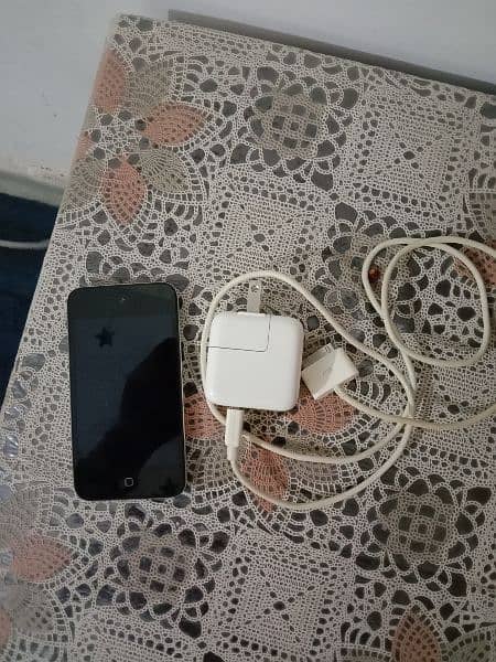 ipod with data cable and charger 10/10 condition 1