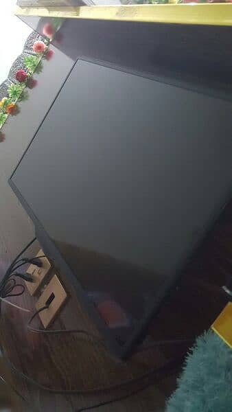 32 inches Tv with Dish Antenna And his reciever 2