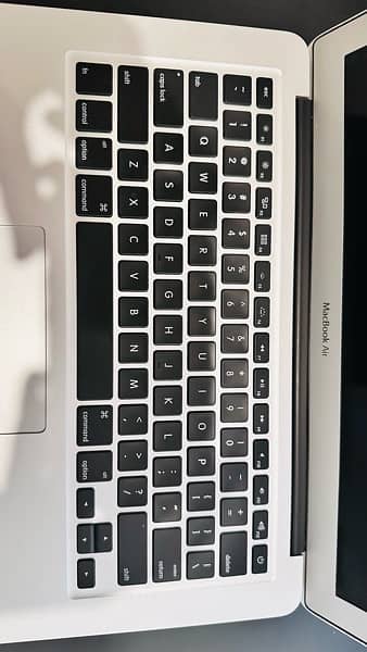 Macbook Air 13-inch (Early 2015) 1.6 GHz Core i5 3