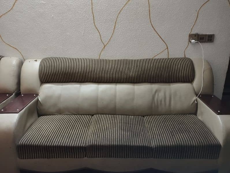 6 seater sofa available for sale in Johar Town 1