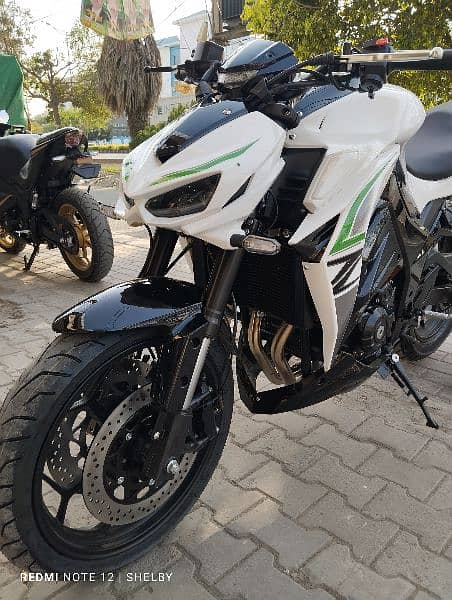 Kawasaki Z1000 11