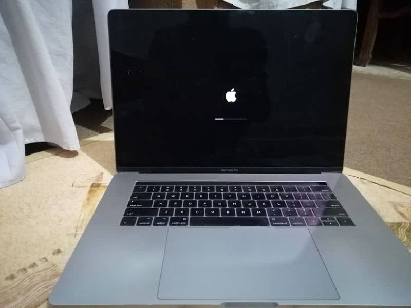 MacBook Pro 2017 Touch bar | 15 inches | 16GB Ram | 256GB SSD 1