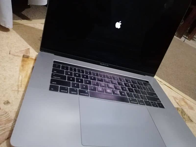 MacBook Pro 2017 Touch bar | 15 inches | 16GB Ram | 256GB SSD 2