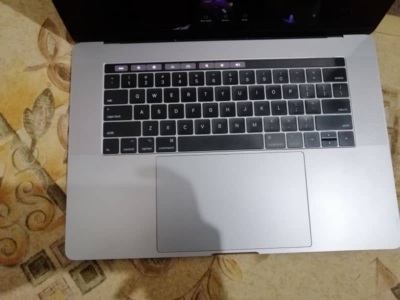 MacBook Pro 2017 Touch bar | 15 inches | 16GB Ram | 256GB SSD 5