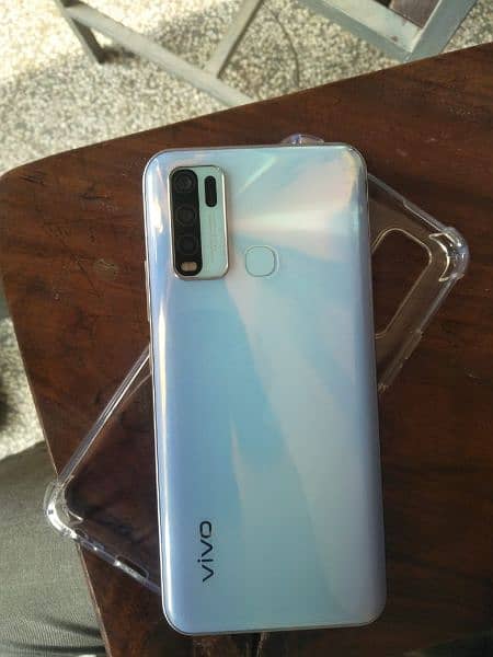 vivo y30     4/128    with box and charger 0