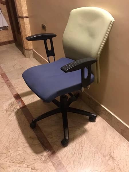Executive Revolving Chair with Hydrolic perfectly Working 1