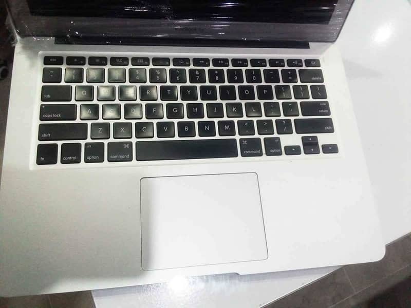 Apple MacBook air 2015 core i5 8gb RAM / 128 gb SSD 1hour + battery 3