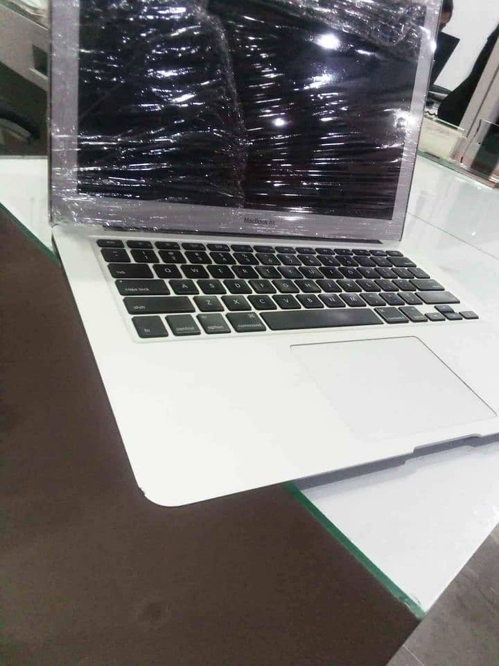 Apple MacBook air 2015 core i5 8gb RAM / 128 gb SSD 1hour + battery 4