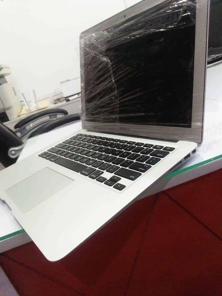 Apple MacBook air 2015 core i5 8gb RAM / 128 gb SSD 1hour + battery 6