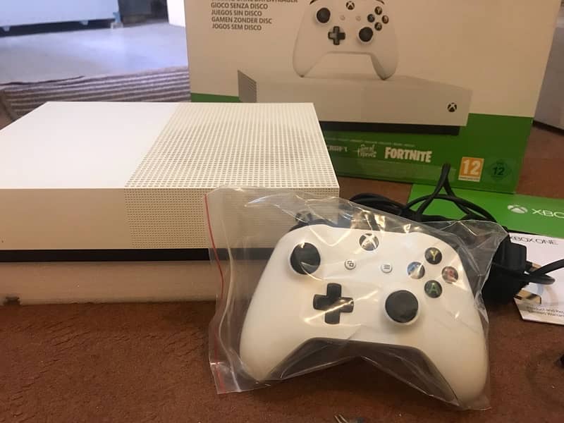 xBox 1s 1TB full Digital with genuine contollers 1