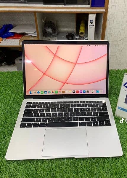 MacBook air Core i5 2019 urgent sale me 1