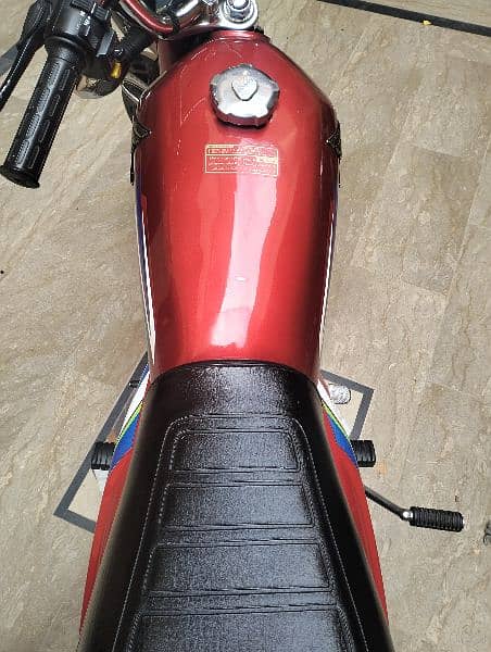 M selling Honda 125 red color urgent sell. 3