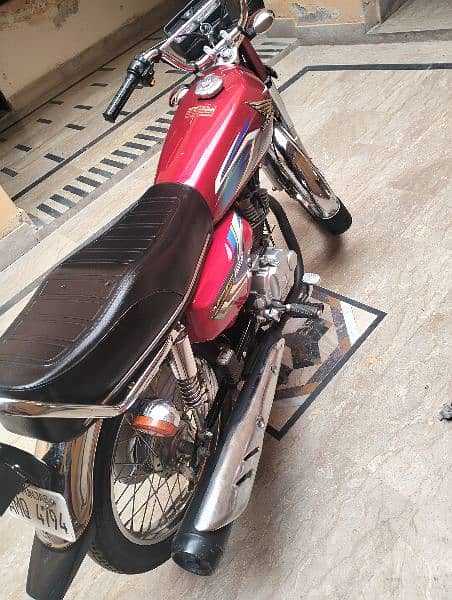 M selling Honda 125 red color urgent sell. 5