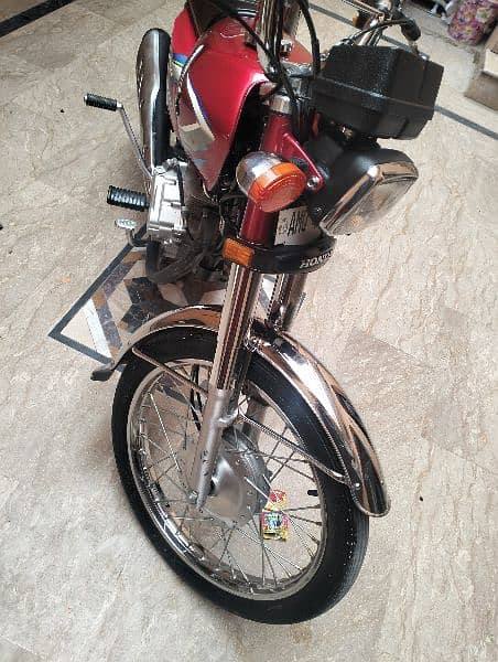 M selling Honda 125 red color urgent sell. 7