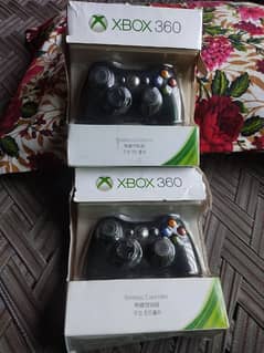 2 Xbox 360 wireless controllers