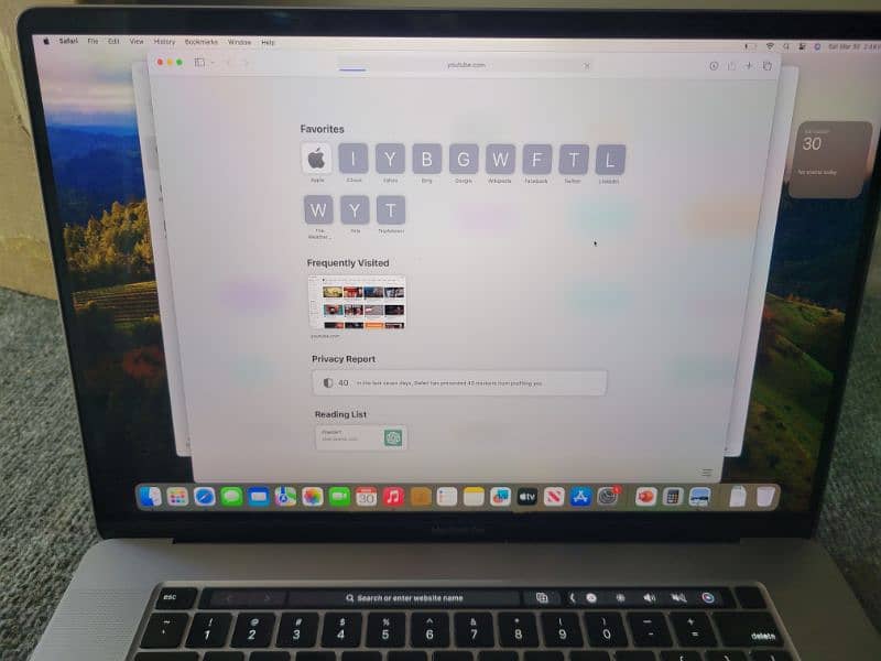 New Macbook Pro 16 inches 2019 8GB RADEON 32GB RAM CORE i9 Touch Pad 8