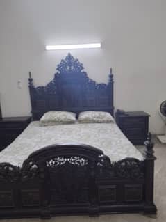 Antique style king size bed with mattress