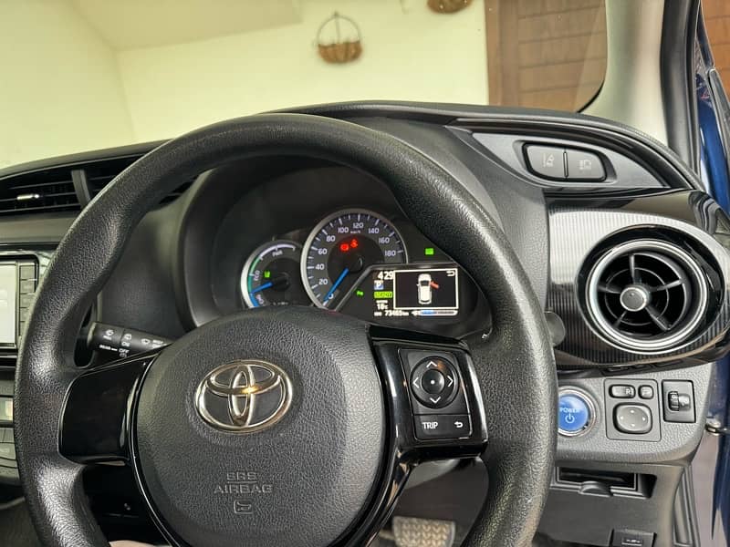 Toyota vitz Hybrid F 1.5 2018 11