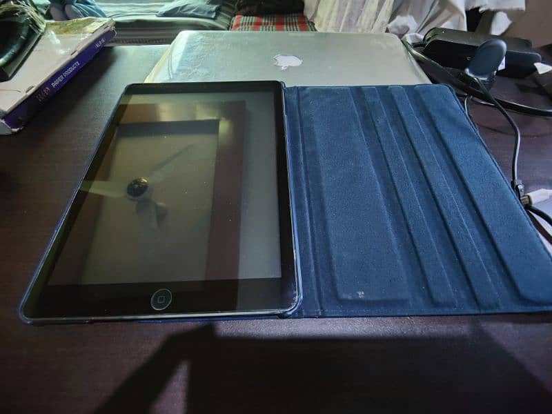 Apple tablet Ipaid Air outclass condition 6 hr battery 2