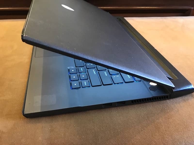 Dell Alienware R2 M15, Gaming Laptop in Good Condition 3