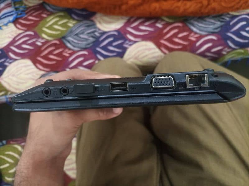 Acer emachine em350 laptop-Atom N450-2gb ram. 160 gb rom 1