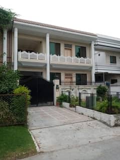 front open beautiful upper portion available for rent in G-11 1 real pics 50 feet wide street 0