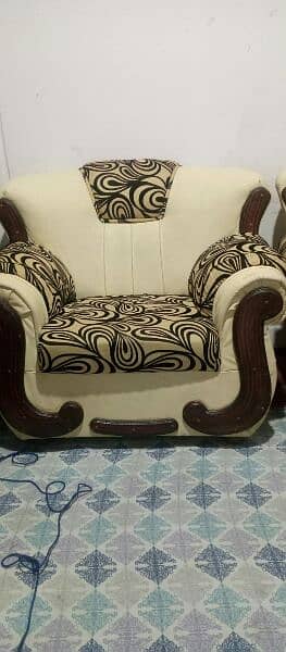 7 seater sofa set, with covers  condition, not damaged, urgent sale. 0