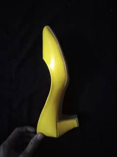 yellow heel for woman