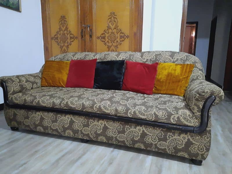 5 pieces Sofa set in good condition. 1