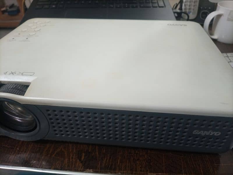 Projector SANYO PRO 4000 lumens with stand 5 meters VGA cable remote 2