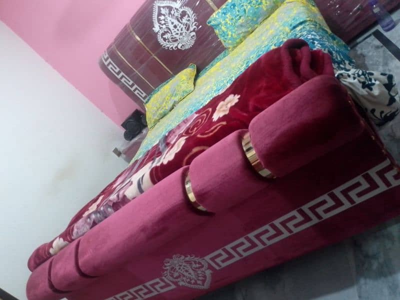 bilkul new he bed just aik month use 1