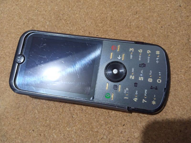 Motorola ZN5 - Back cover missing 0