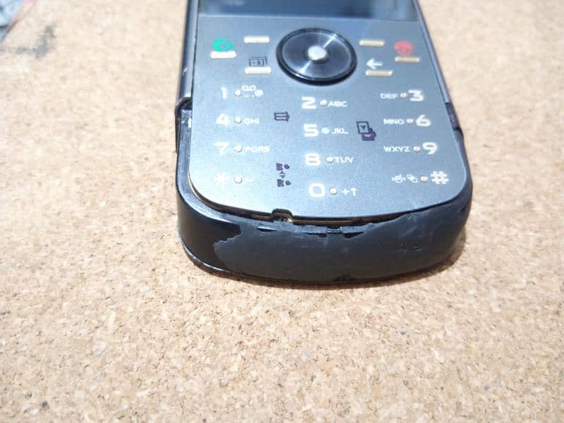 Motorola ZN5 - Back cover missing 1