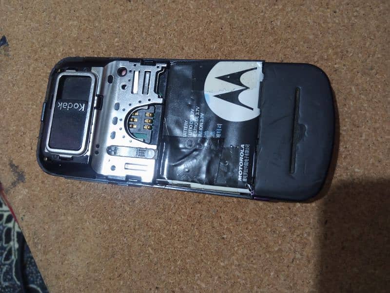 Motorola ZN5 - Back cover missing 2