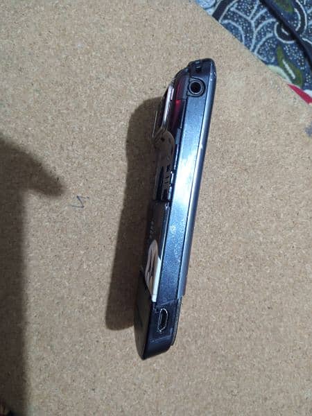 Motorola ZN5 - Back cover missing 3