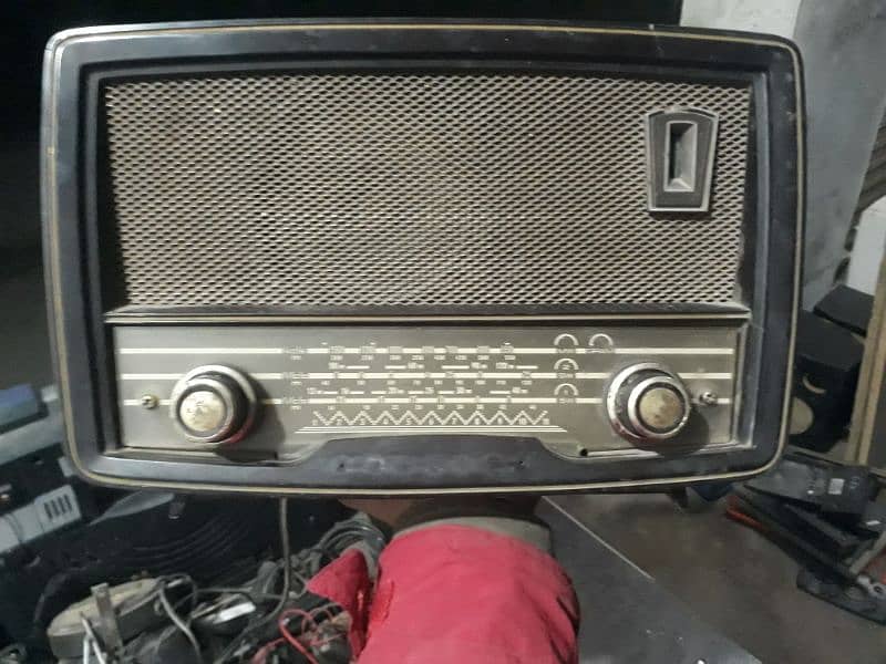 Phelps ka antique radio all ok warking main hai bahir say aya hai 3