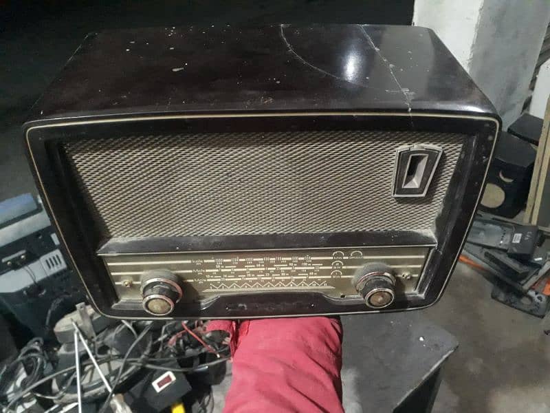 Phelps ka antique radio all ok warking main hai bahir say aya hai 4