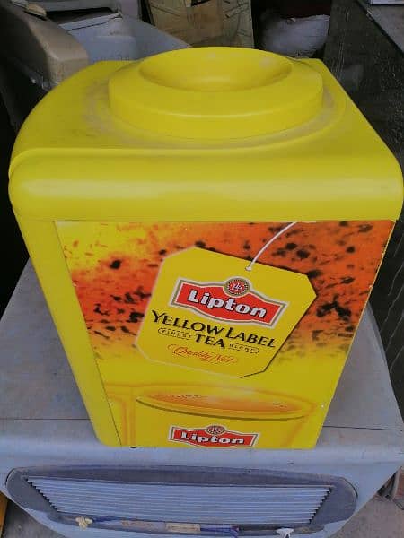 Hot water dispansar lipton tea bahir say aya hai 1