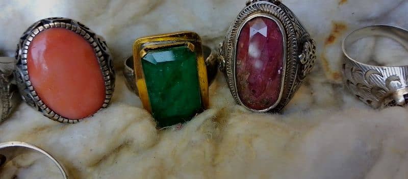 gemstone emerald natural beautiful colour ring 18