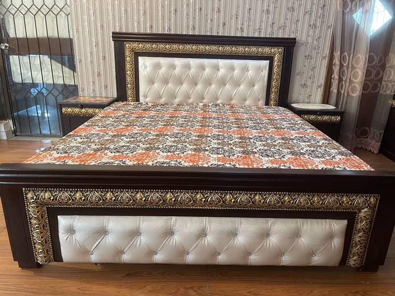 Beautiful bed set without mattress only month used 2