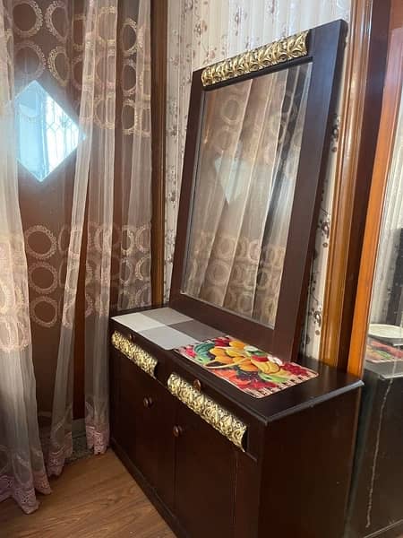 Beautiful bed set without mattress only month used 3