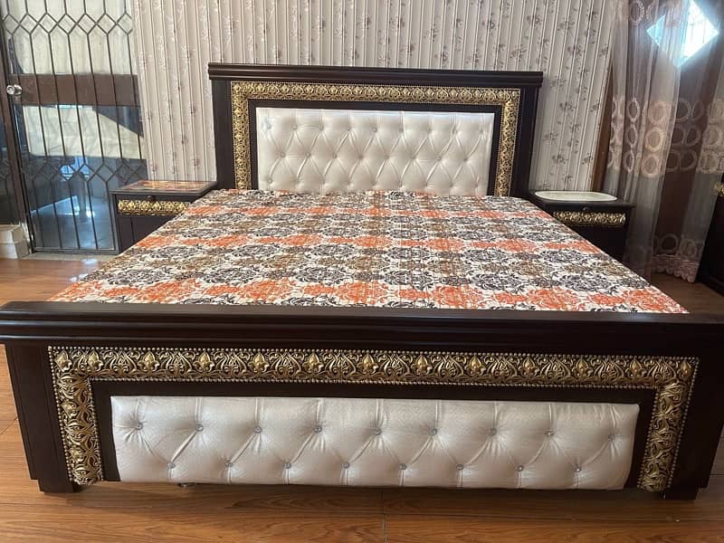 Beautiful bed set without mattress only month used 4