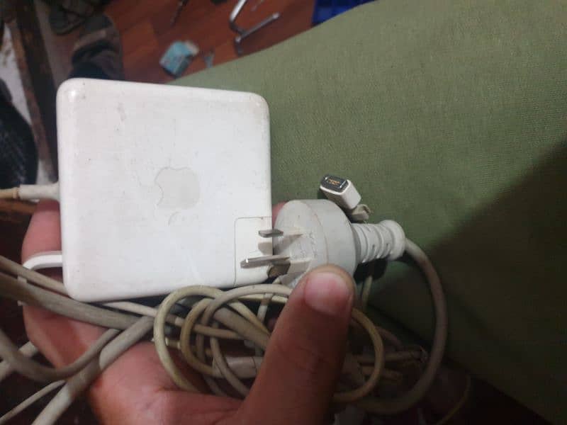 apple Maccbook pro charger 1