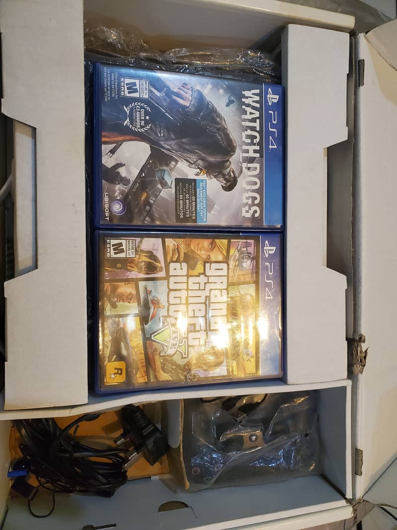 PS4 500 GB - 2 Games & all accesories with Box. 3