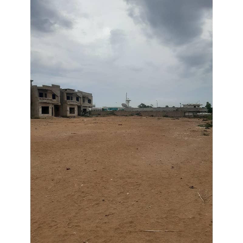 EXCELLENT LOCATION PLOT IS AVAILABLE FOR SALE IN 31B 0