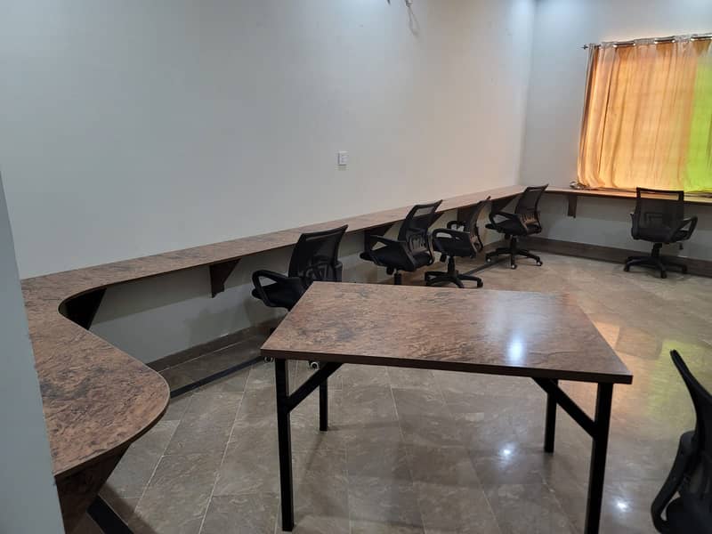 office tables availabe new condition 1